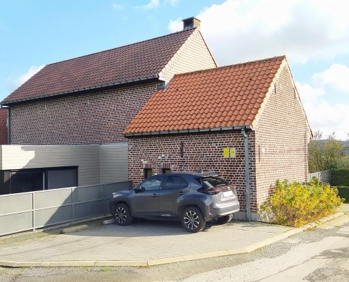 B&B Plattestien - Achterzijde woonhuis met parking